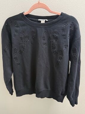 H&M Black Crewneck Sweatshirt with Subtle Stitch Detail